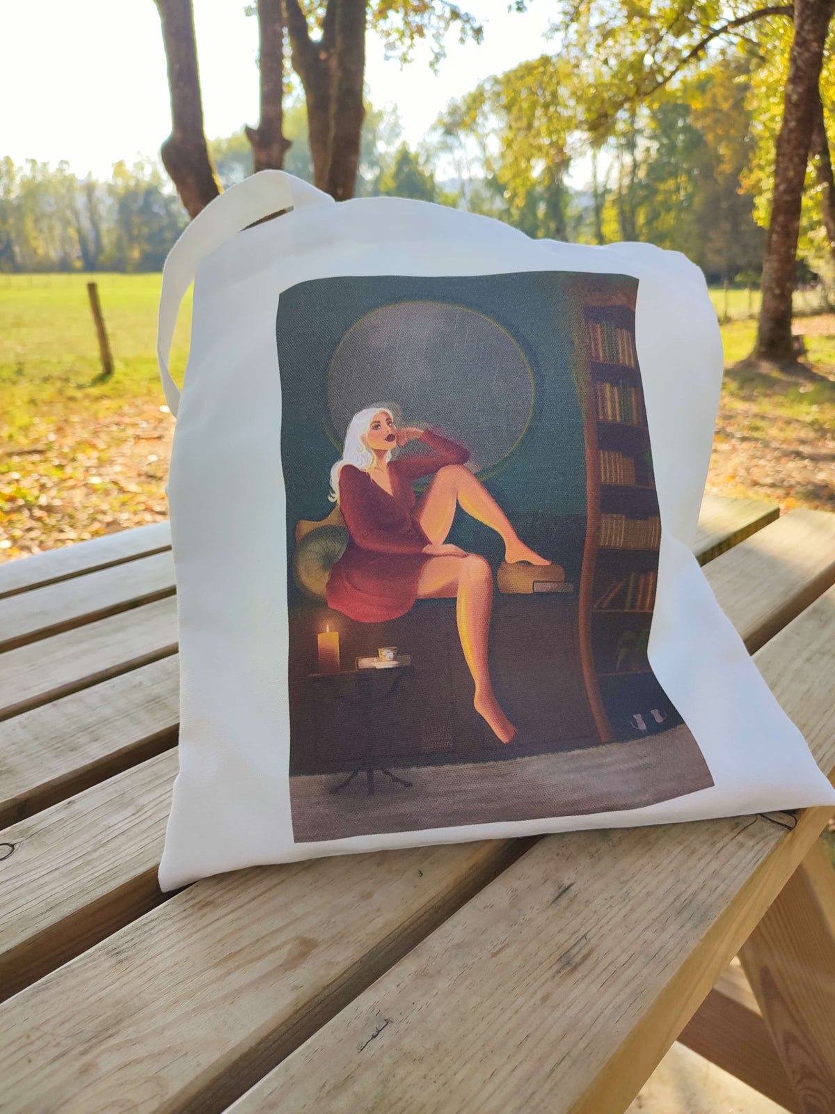 totebag illustré luna posé en extérieur sur table et rempli