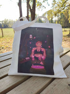 totebag rempli posé sur une table en extérieur, illustration Stella sorcière en forêt