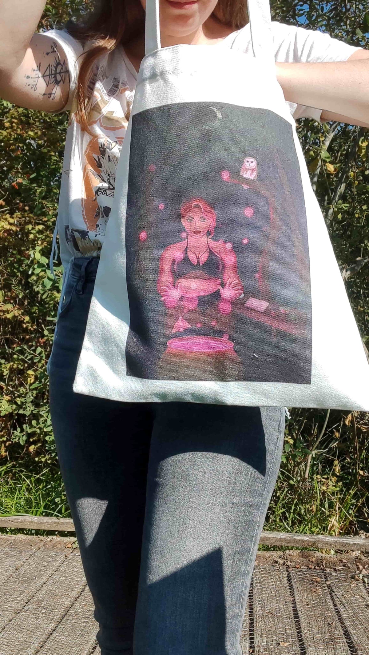 totebag illustré Stella utilisé et ouvert en extérieur, vue avec soleil de face