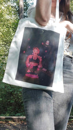 totebag lllustré Stella, vue de face en extérieur à l'ombre