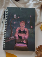 carnet illustré stella en gros plan montrant une femme sorcière en tenue sexy noir transparente, faisant de la magie rose dans une chaudron, sous un clair de lune en foret accompagné d'une chouette