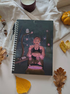 carnet illustré stella avec son chaudron, sa magie rose sous un clair de lune en forêt accompagné d'une chouette blanche