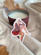 Gros plan sticker Luna devant une bougie 