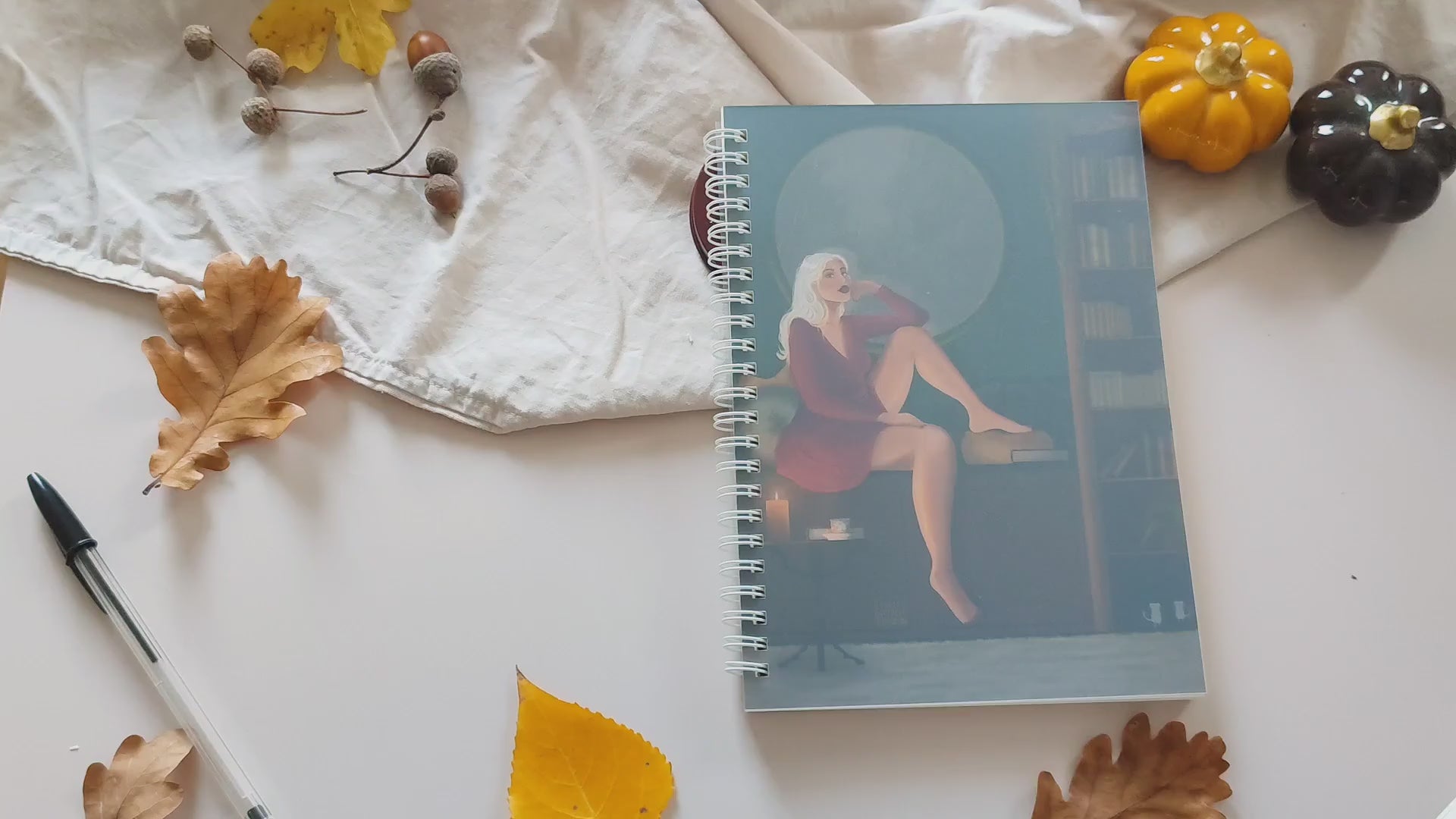 video montrant l'ouverture du carnet : page transparente pvc, page de couverture illustré, 200 pages lignées, couverture illustré, page transparente pvc