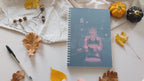 vidéo montrant l'interieur du carnet : page pvc transparente, page de couverture illustré, pages lignées bleues sur fond blanc, dernière page de couverture illutrée sans la femme et page transparente en pvc